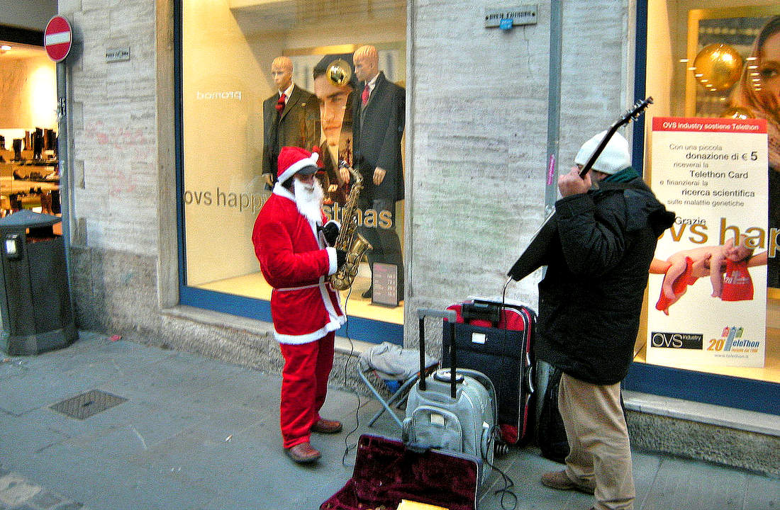 Санта на подработке после праздников