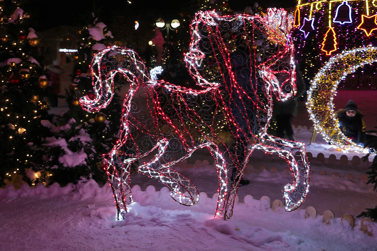 Гарцует новый год...
