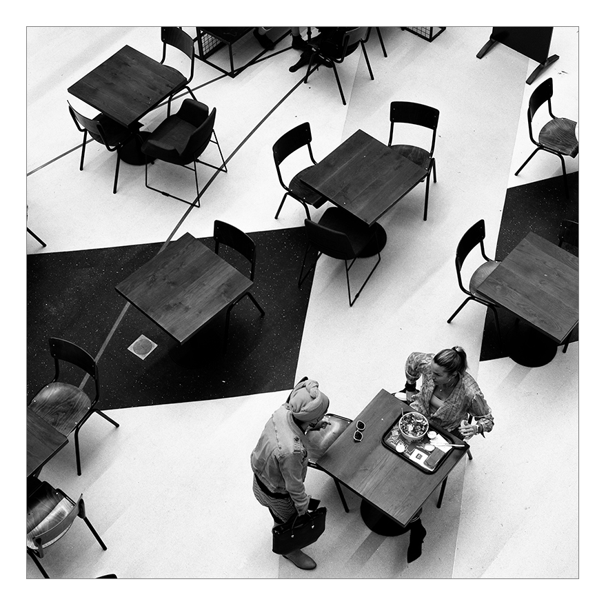 Свободно? .... рука сидящей медленно потянулась к ножу...