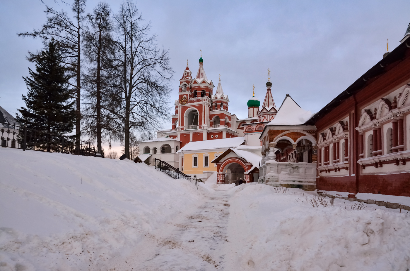 Надвратная церковь Живоначальной Троицы и звонница