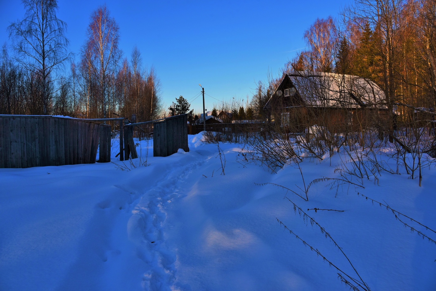 "Когда бледнеет день и сумрак задымится ..."