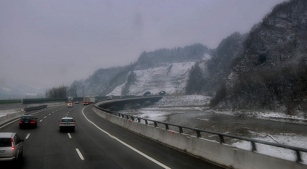 Туманная дорога сквозь стекло