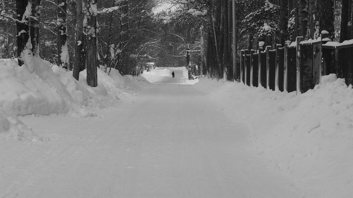 Немного снега.