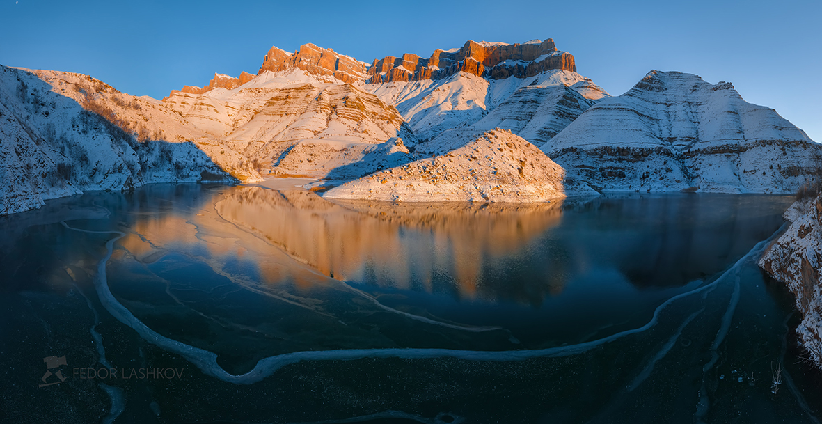 Скалы Алмалыкая в отражение