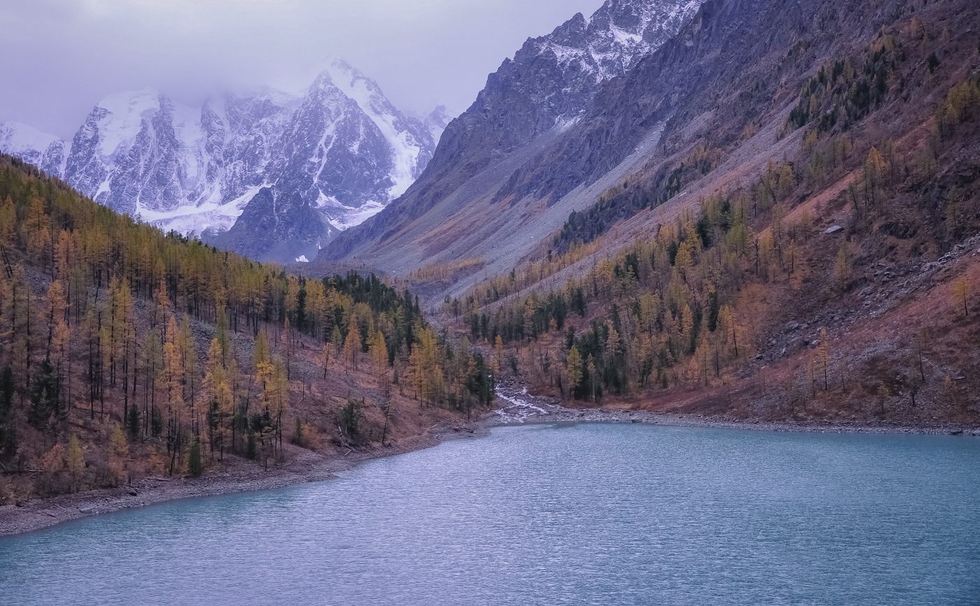 На пасмурный день в Алтае осенью