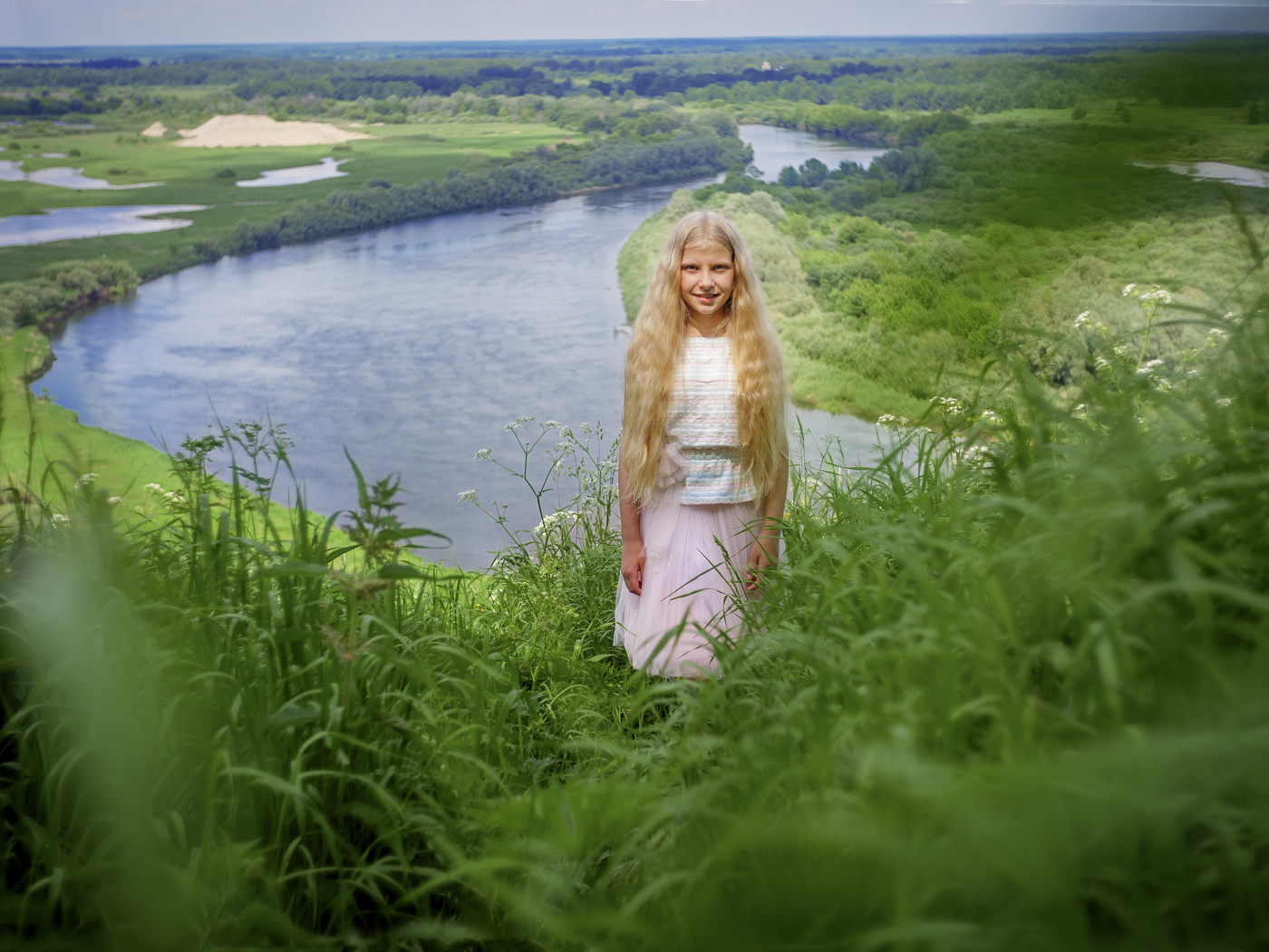 Портрет девочки в траве