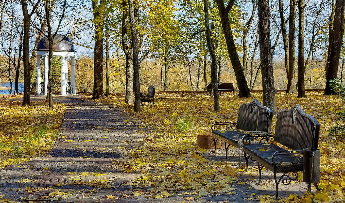 В старом парке заблудилась Осень...