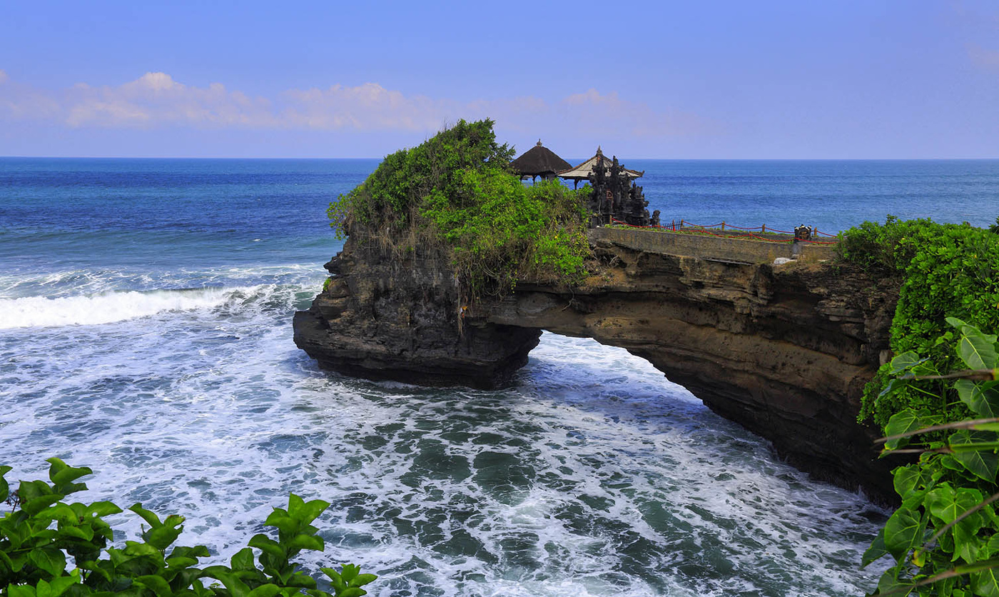 У храма Танах-Лот