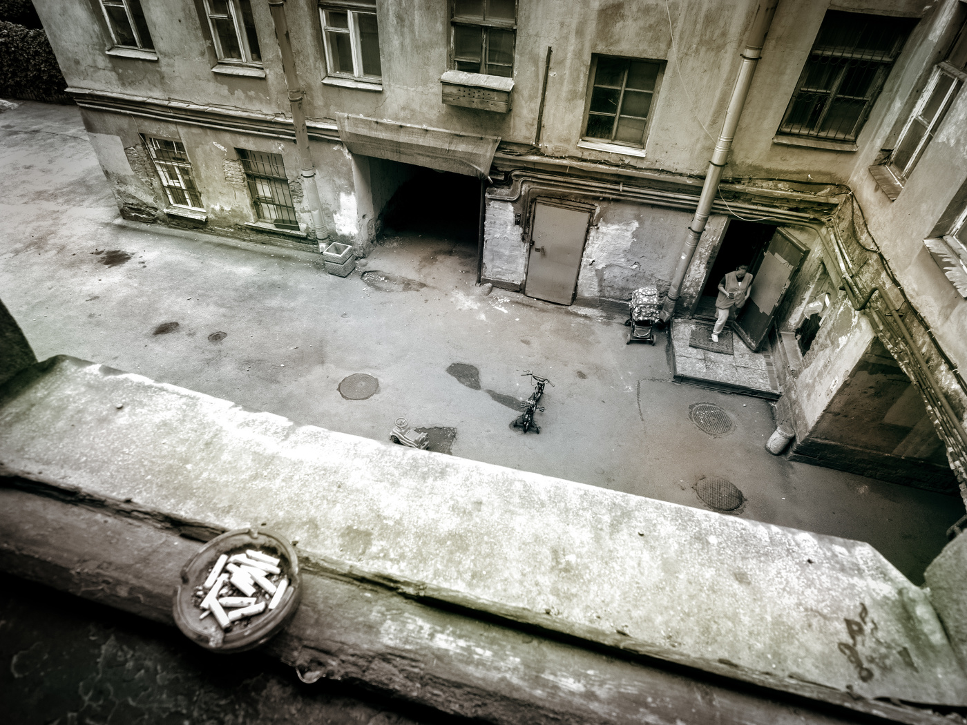 Вид сверху на нижние этажи