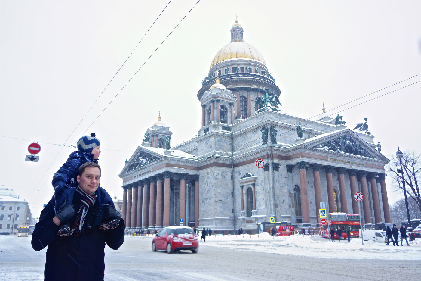 У папы на плечах...