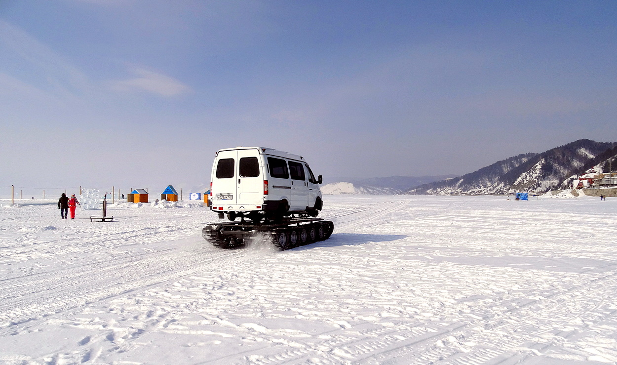 По льду Байкала на самодельном вездеходе
