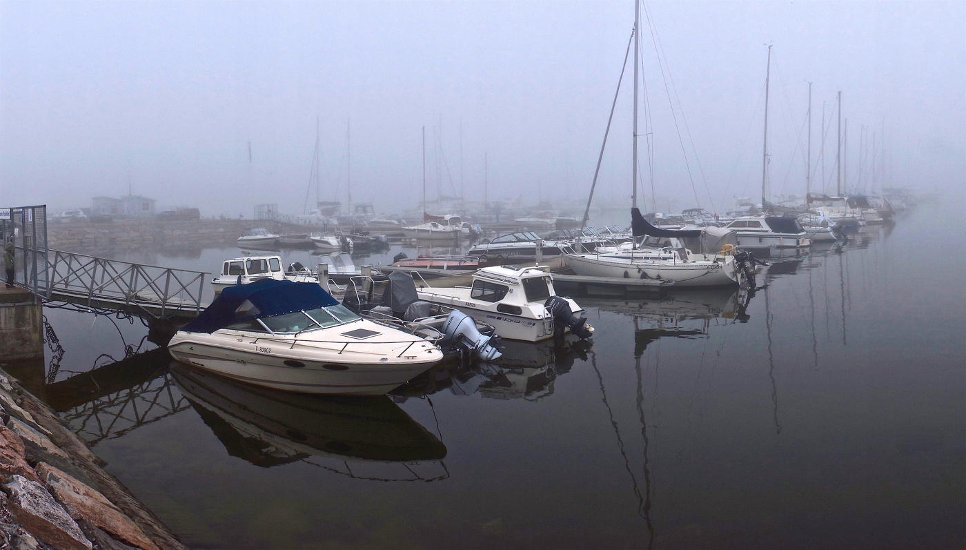 Пирс осенним утром