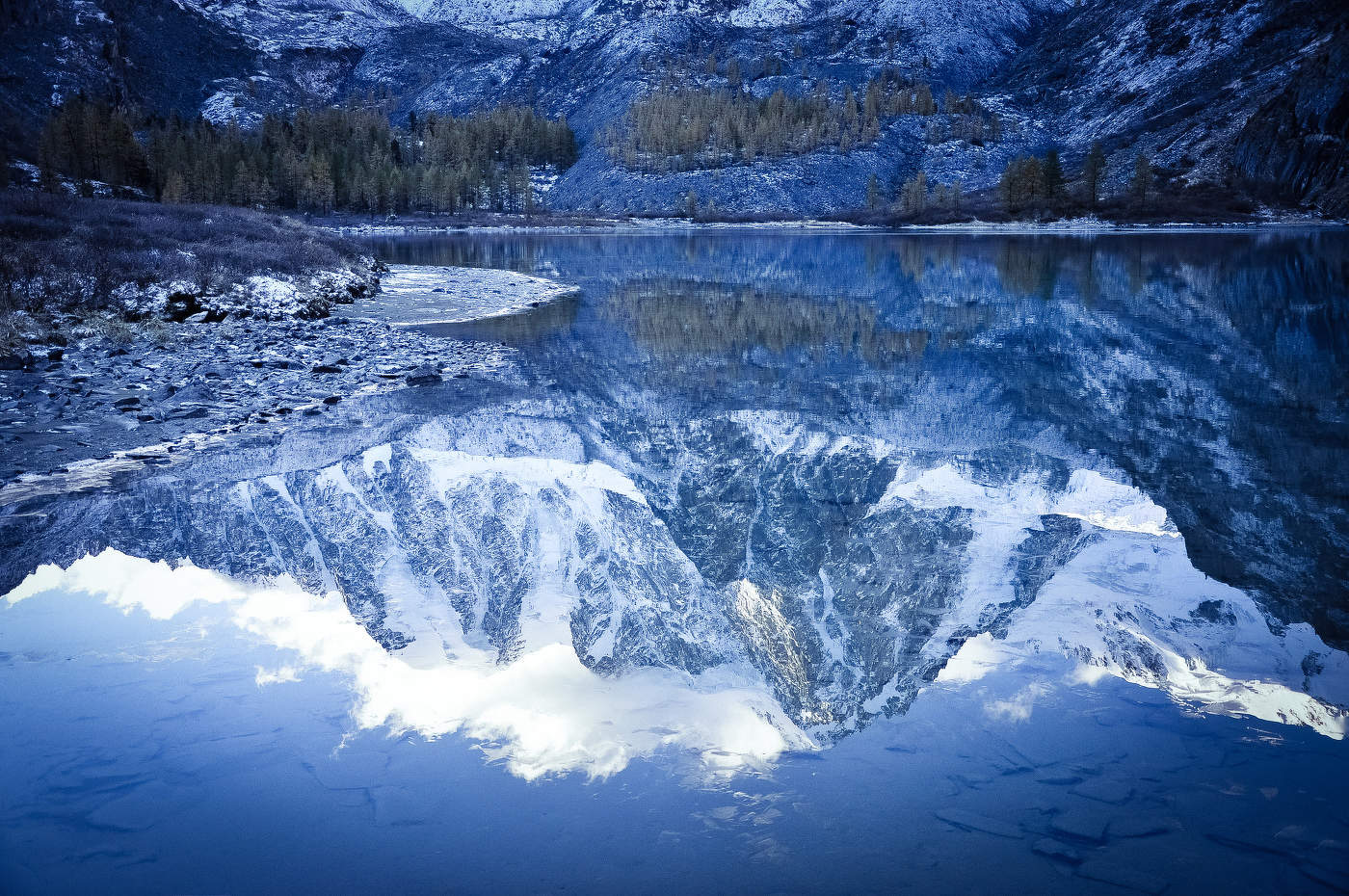 Отражение горы Красавица в озере Алтай