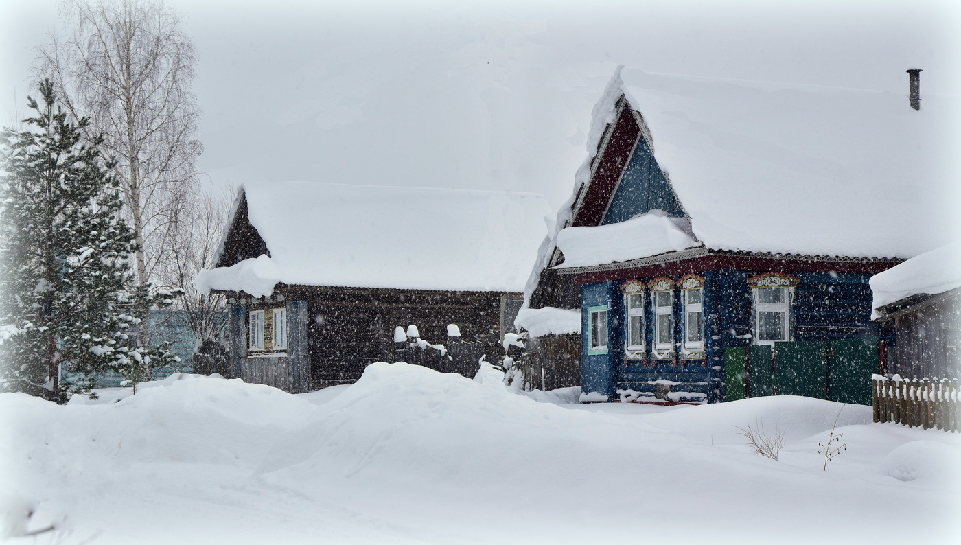 Снег кружится, летает, летает...