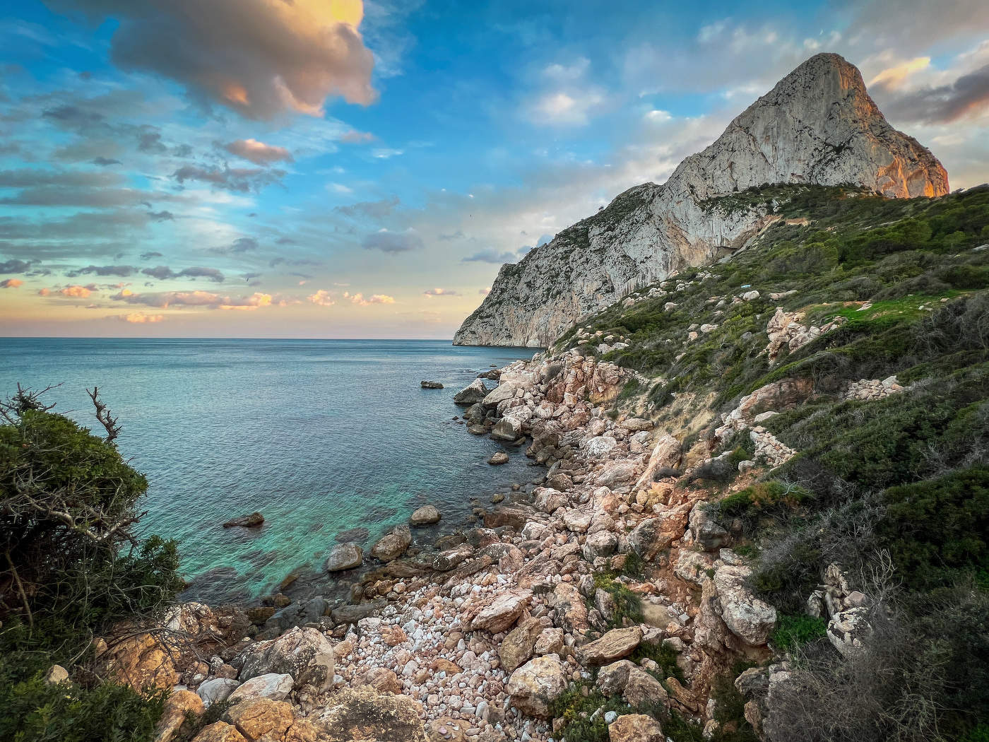 Скалистый берег