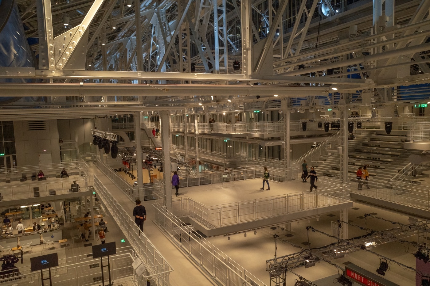 В здание ГЭС-2