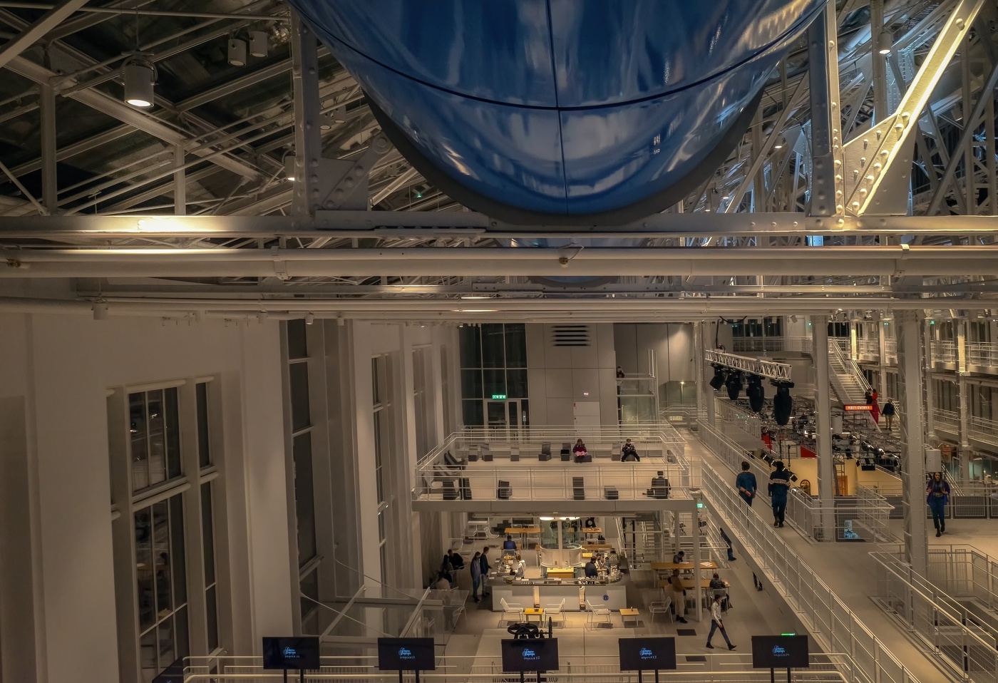 В здании ГЭС-2