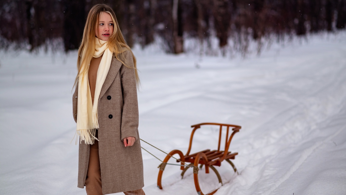 Девочка с санками