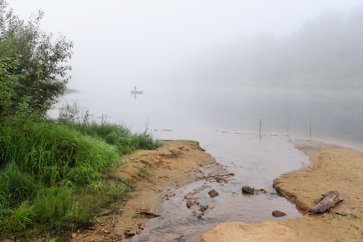 "И тишина, в которой я дыханье речки ощущаю..."