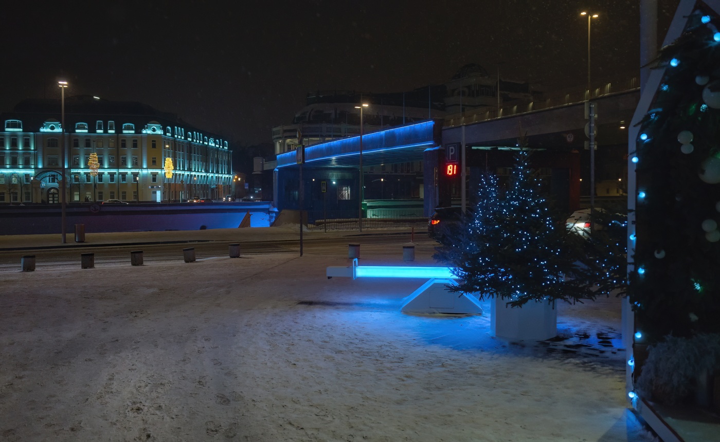 Возле здания ГЭС-2