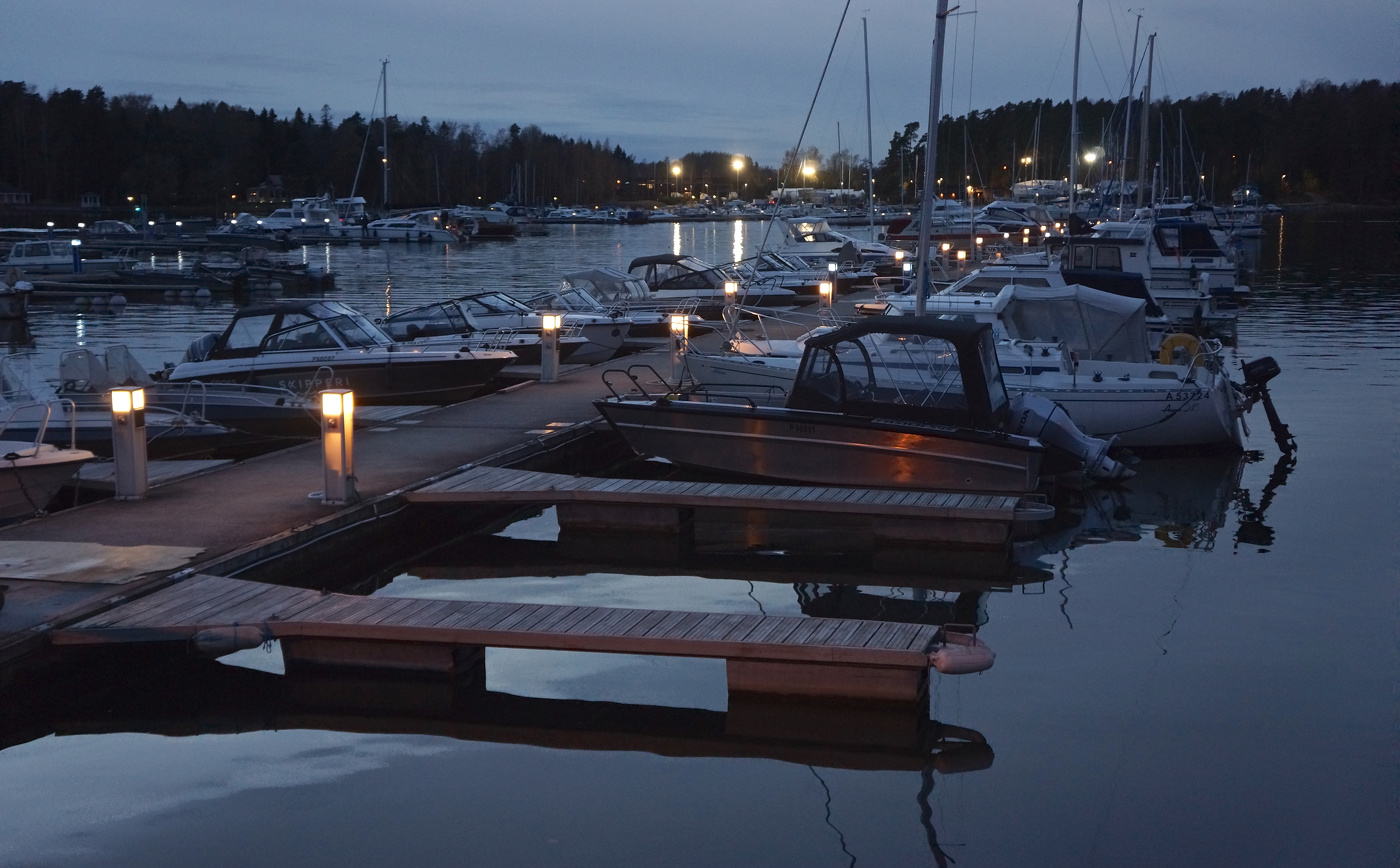 Пирс осенним вечером