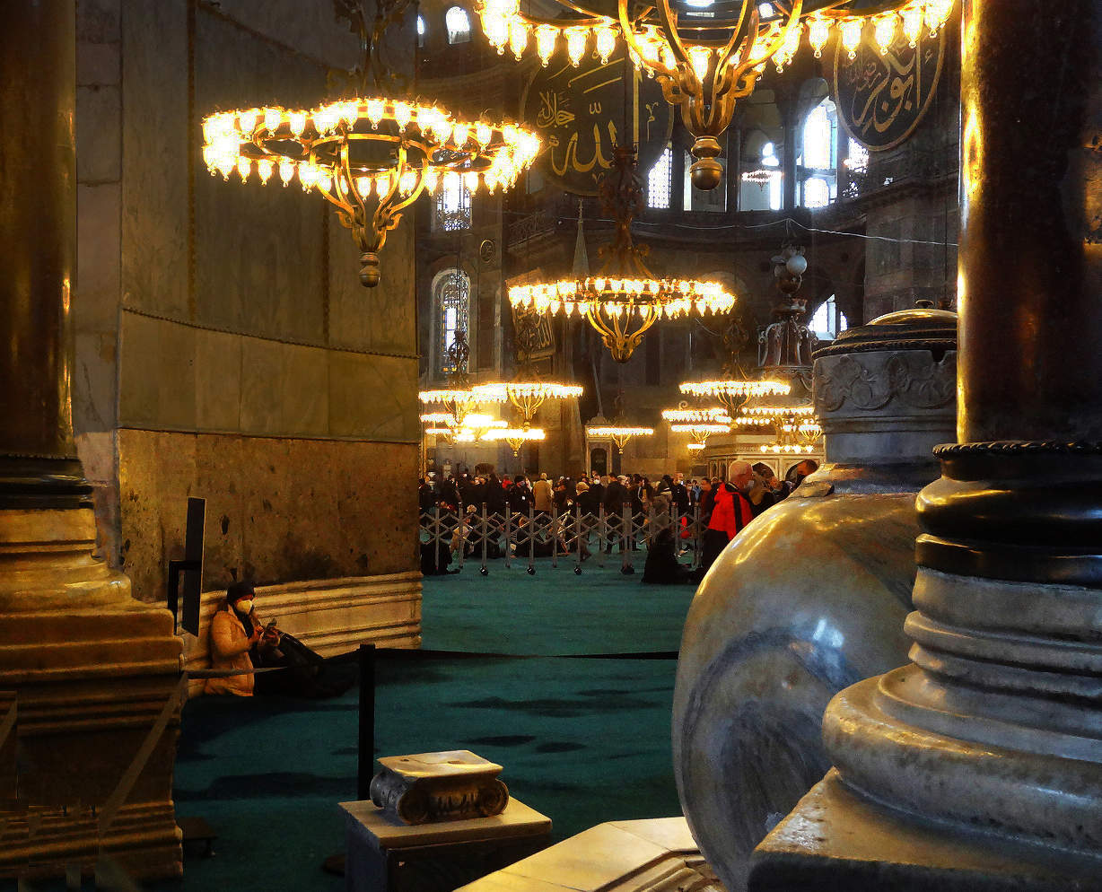 На зеленом ковре