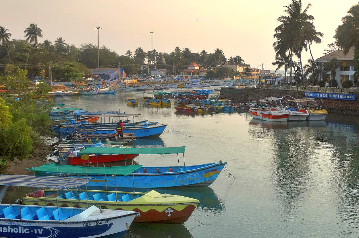 Лодки и катера собрались на ночёвку