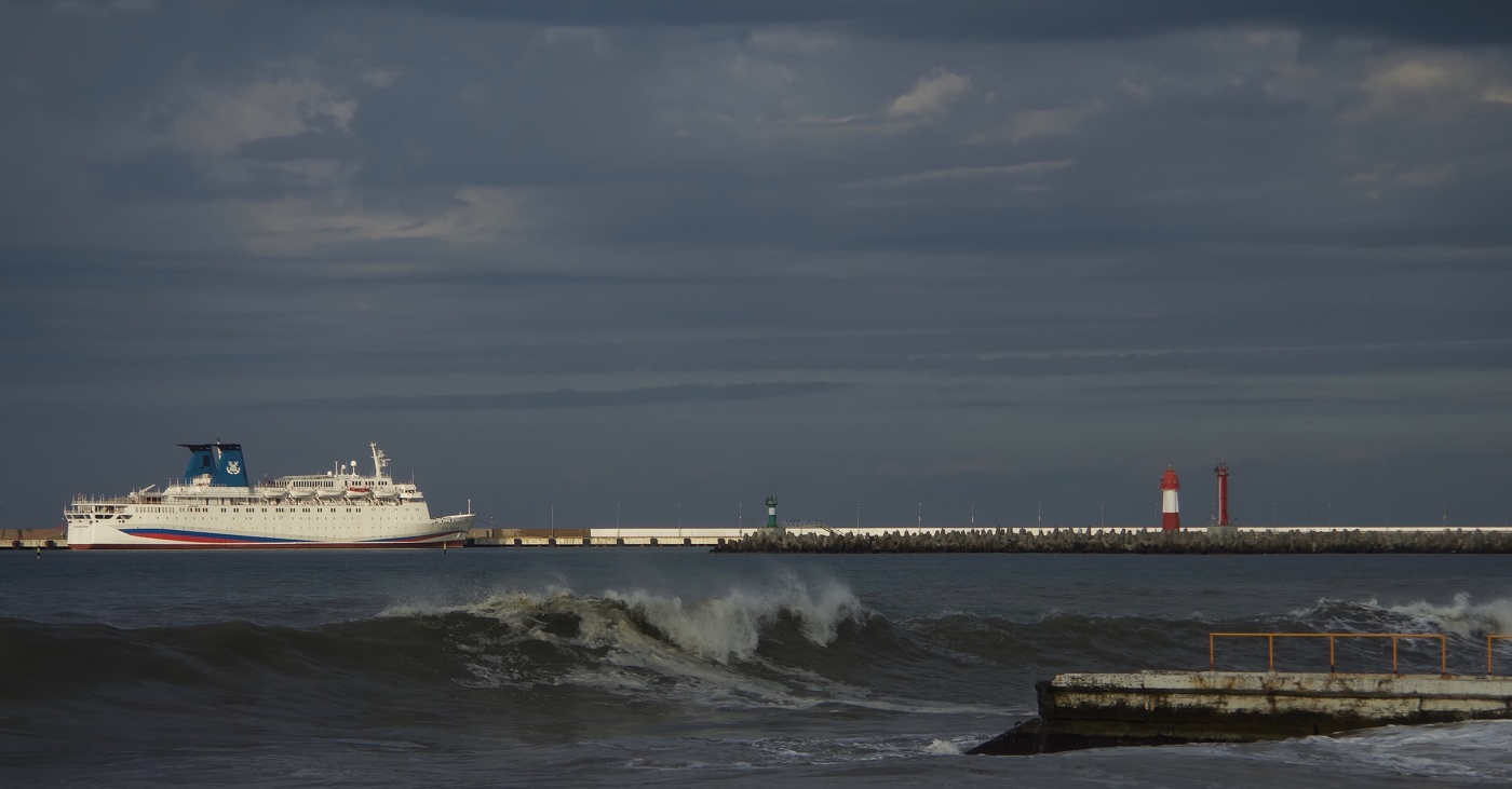 Белый теплоход