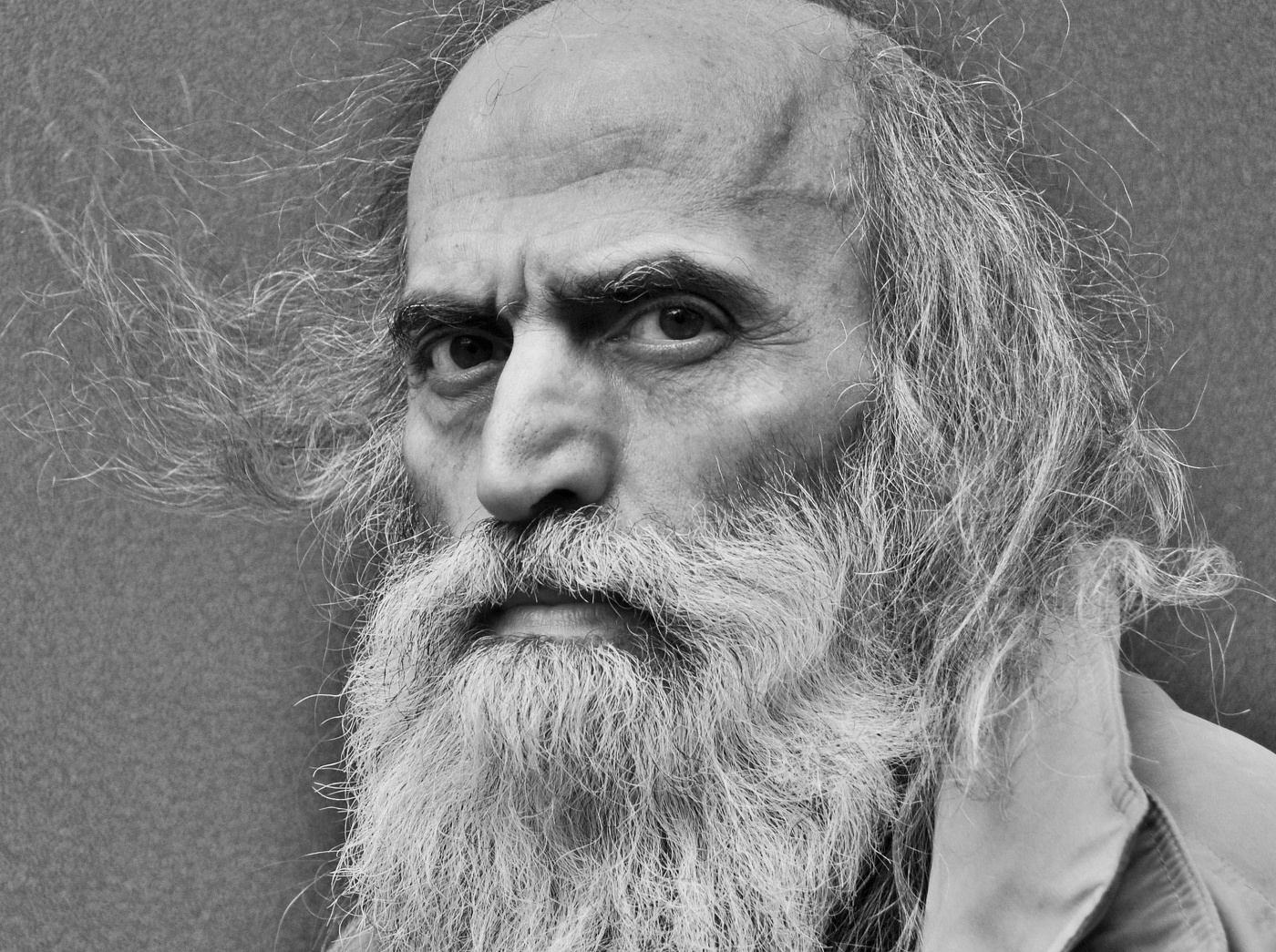 "Если тебе плюют в спину, значит ты впереди!" Конфуций