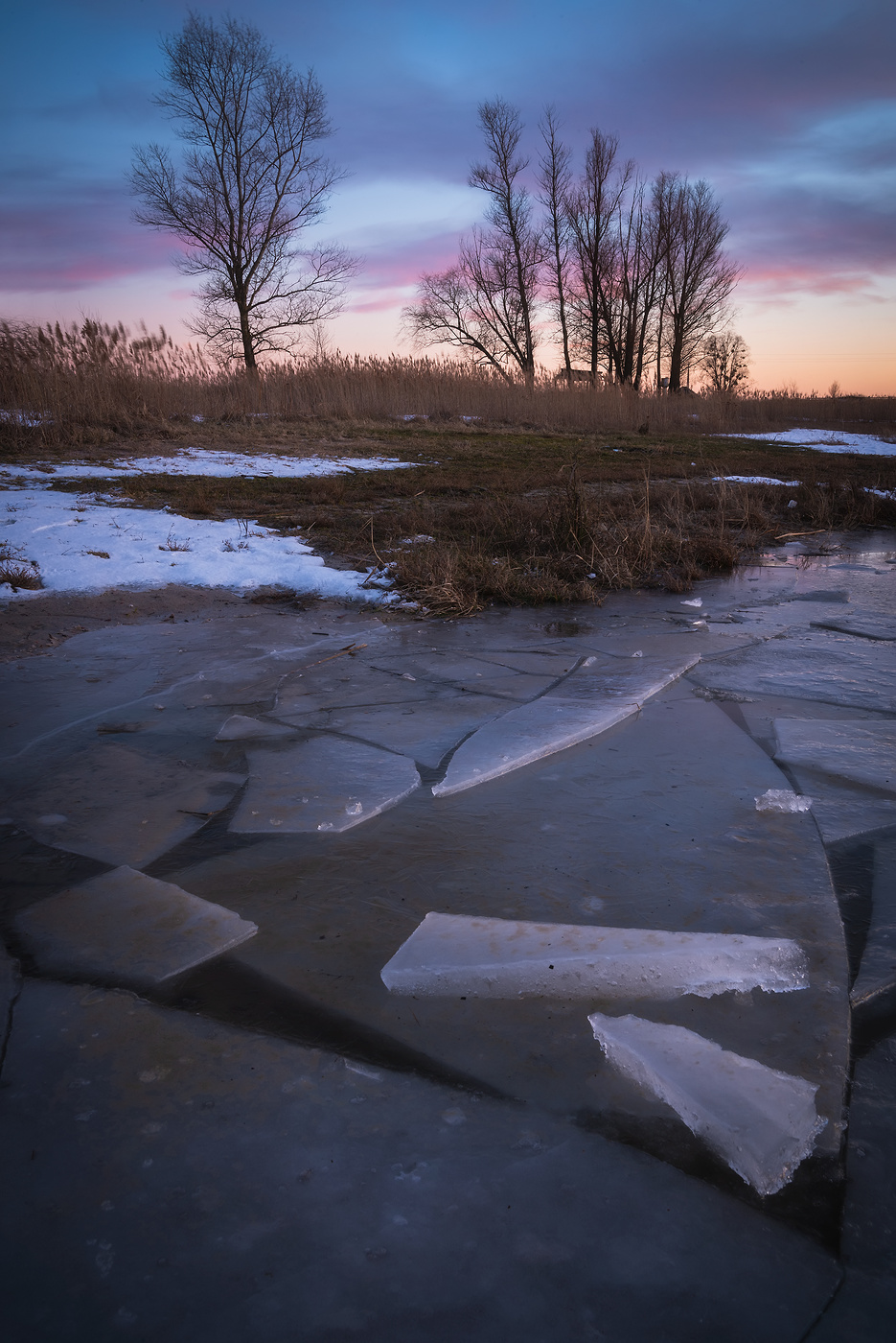 На озере уже темнело