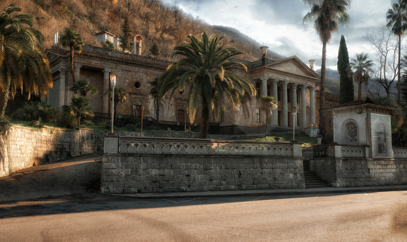 Заброшенный кинотеатр, он же дворец культуры, старый район Гагры.