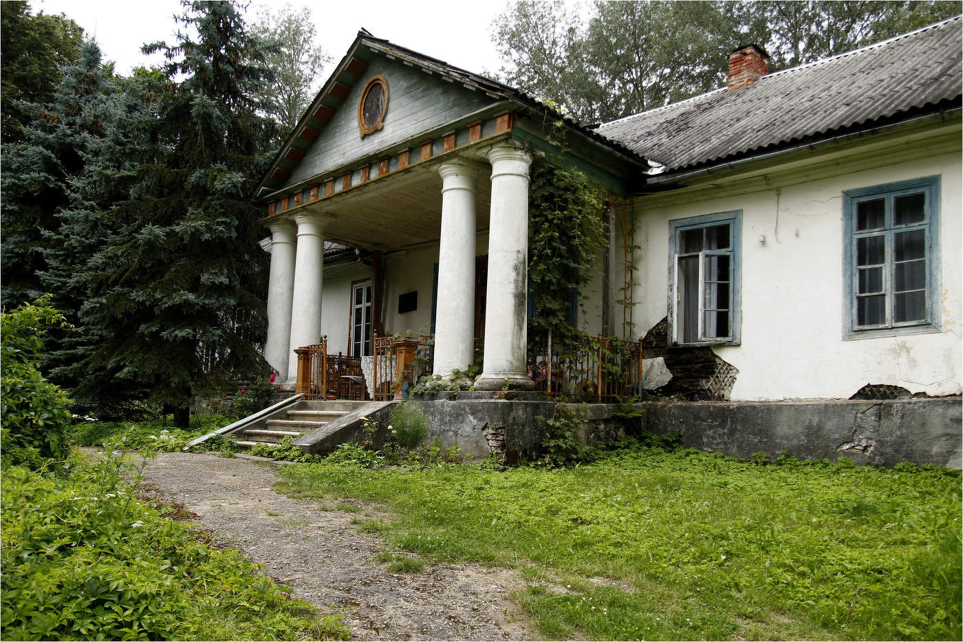 Домик в деревне. Парадное.