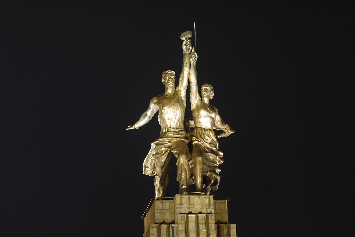 Рабочий и колхозница.