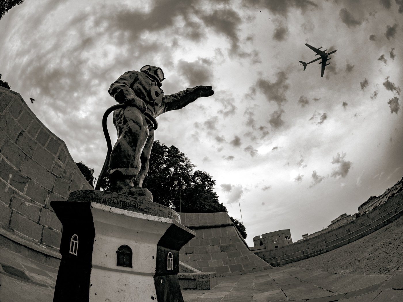 Водолаз и самолёт