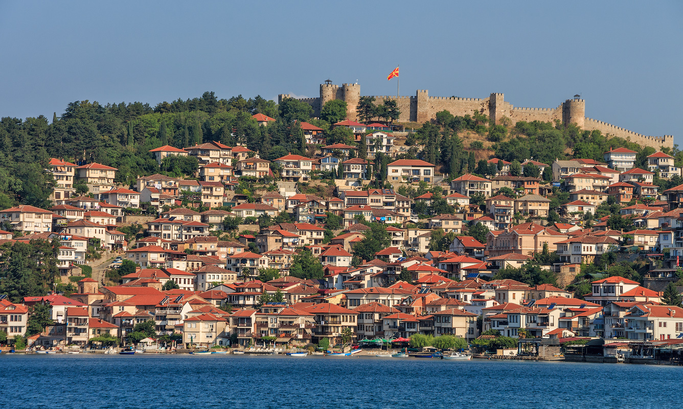 Город на холмистом берегу