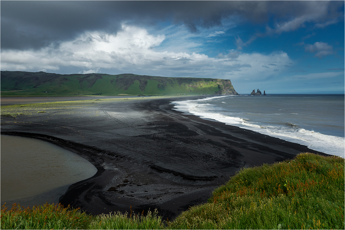 Черный пляж...