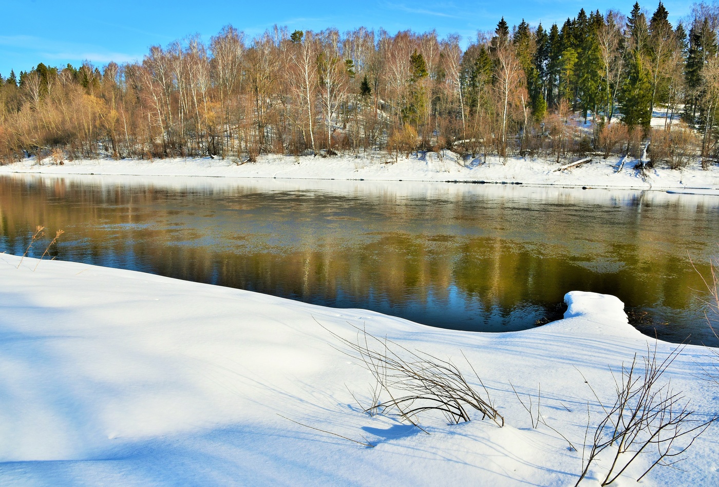 "Март на пятки наступает, прогоняя зиму прочь..."