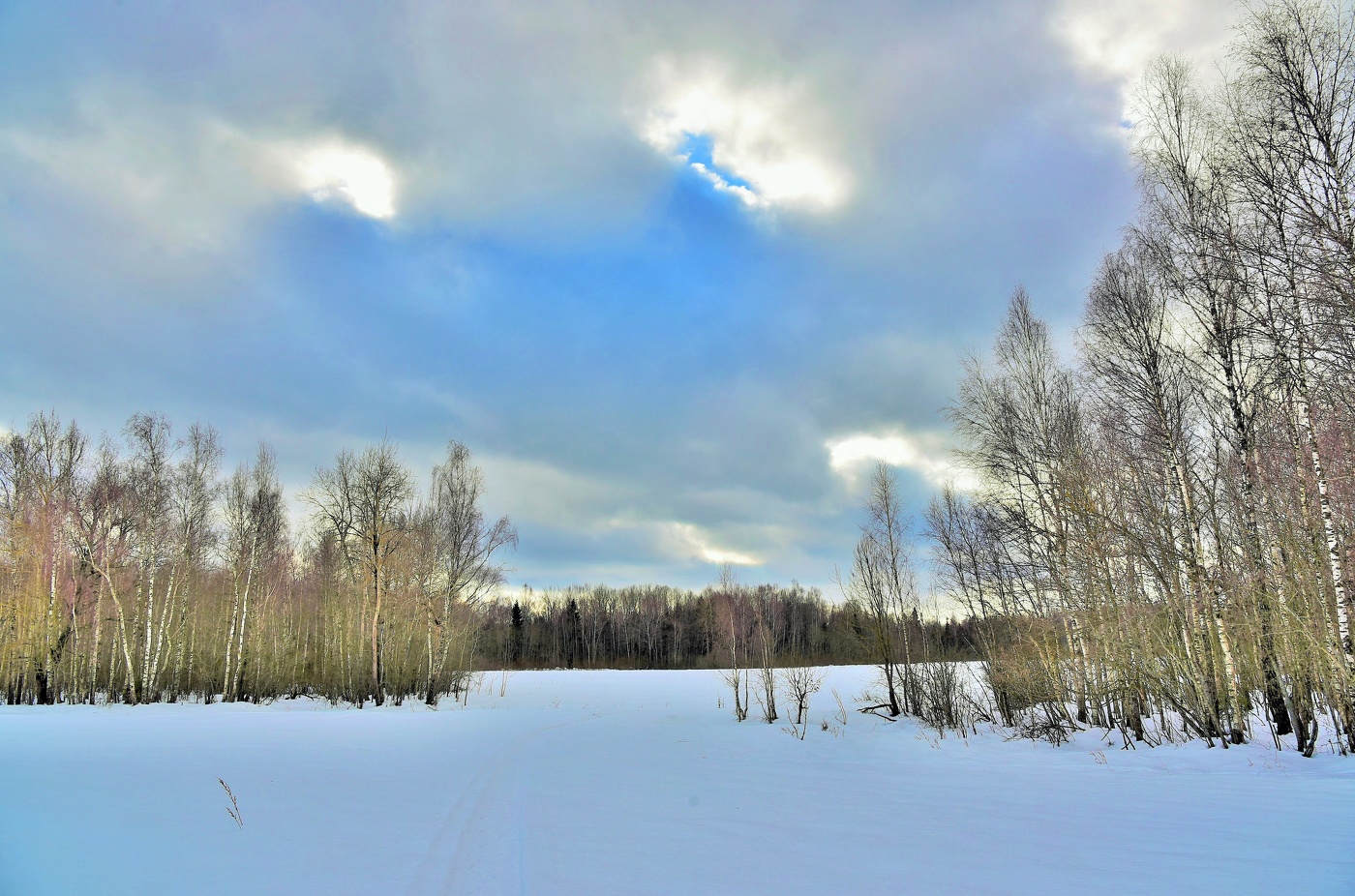 "Небо смотрит расстроенным взглядом ..."