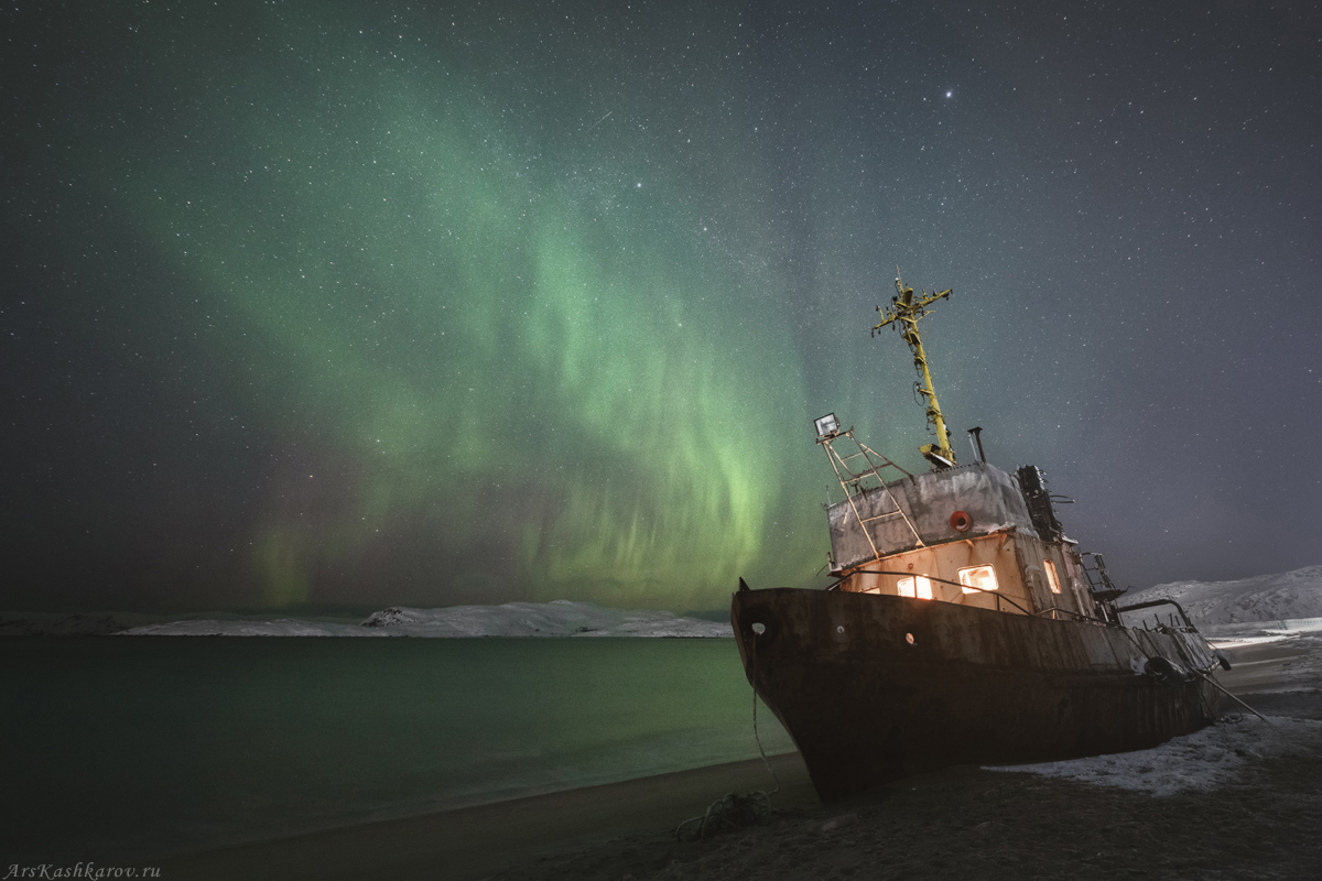 "Баркас под небом авроры"