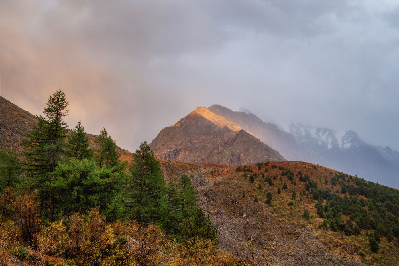 Мистический закат после осеннего дождя.
