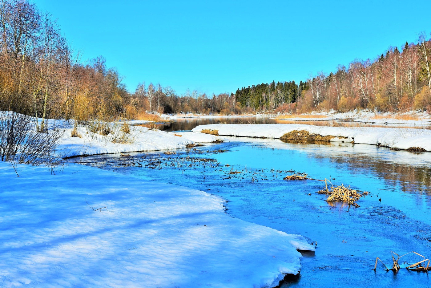 "И воздух мартовский мы, как любовь, вдыхаем..."