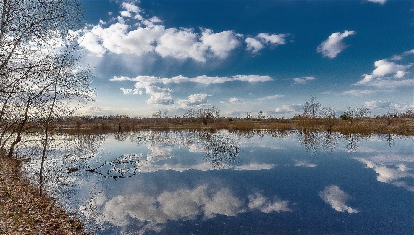 Небо настежь распахнулось...