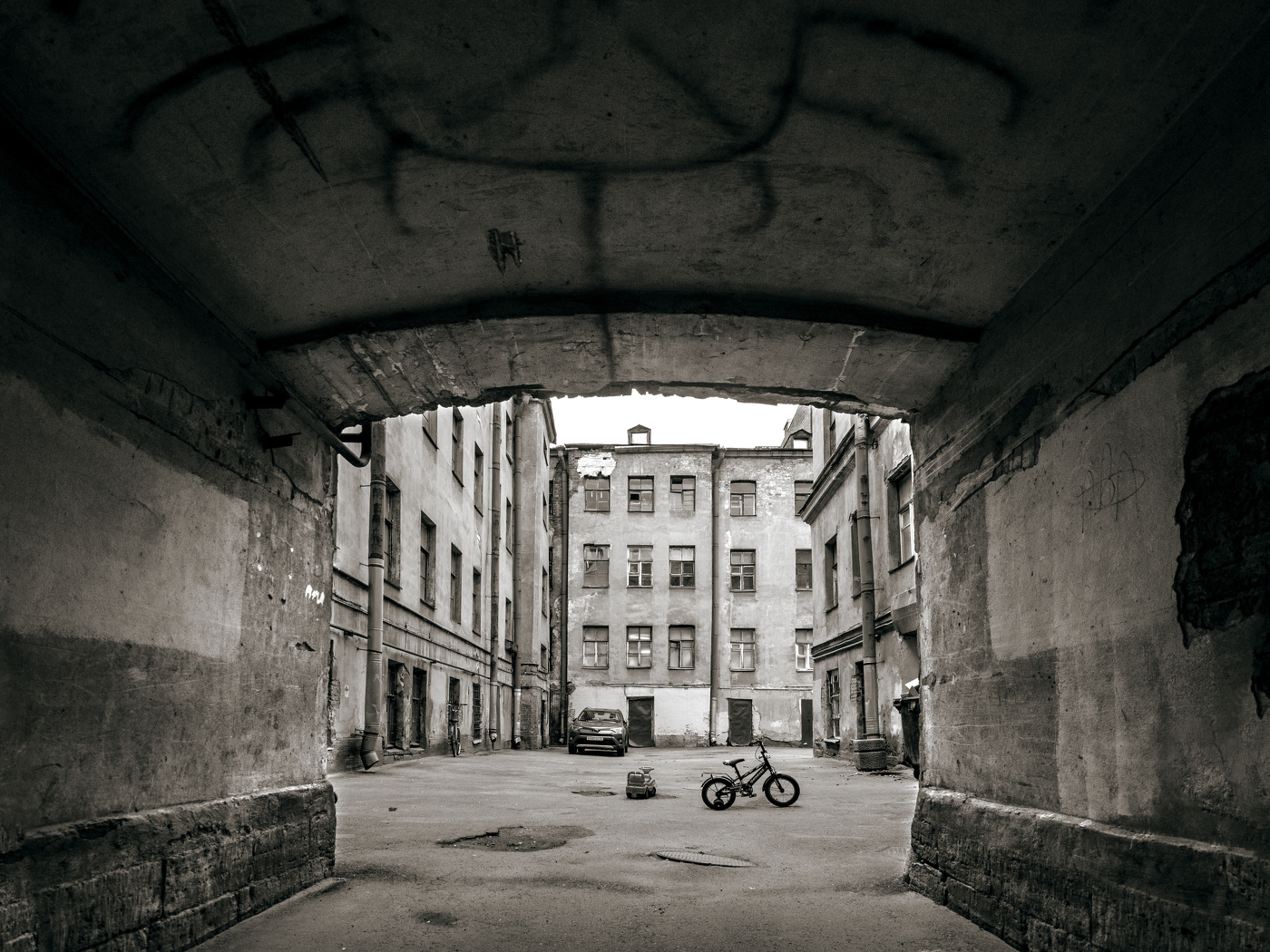 Взгляд на двор из арки