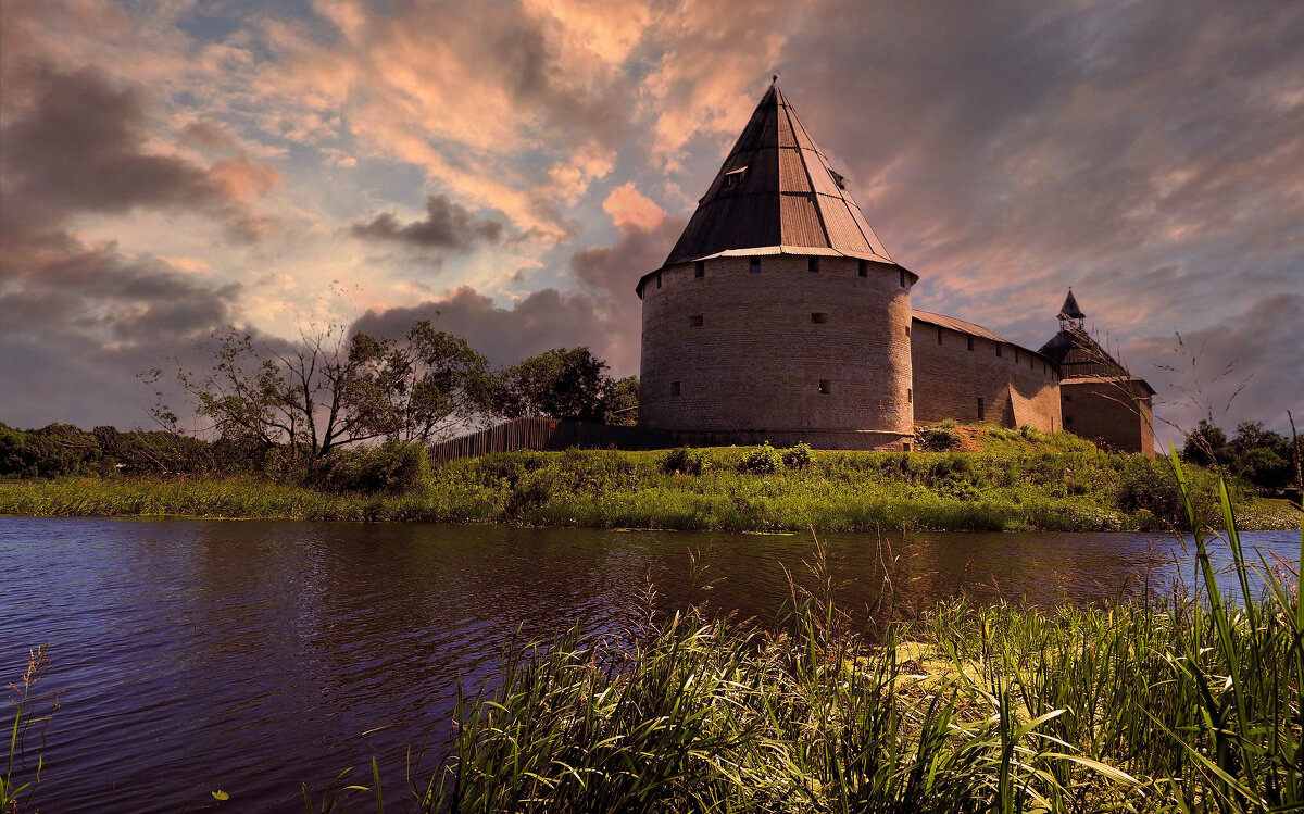 Памятник старины седой.