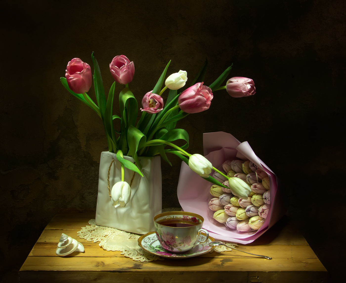 С праздником, милые дамы!