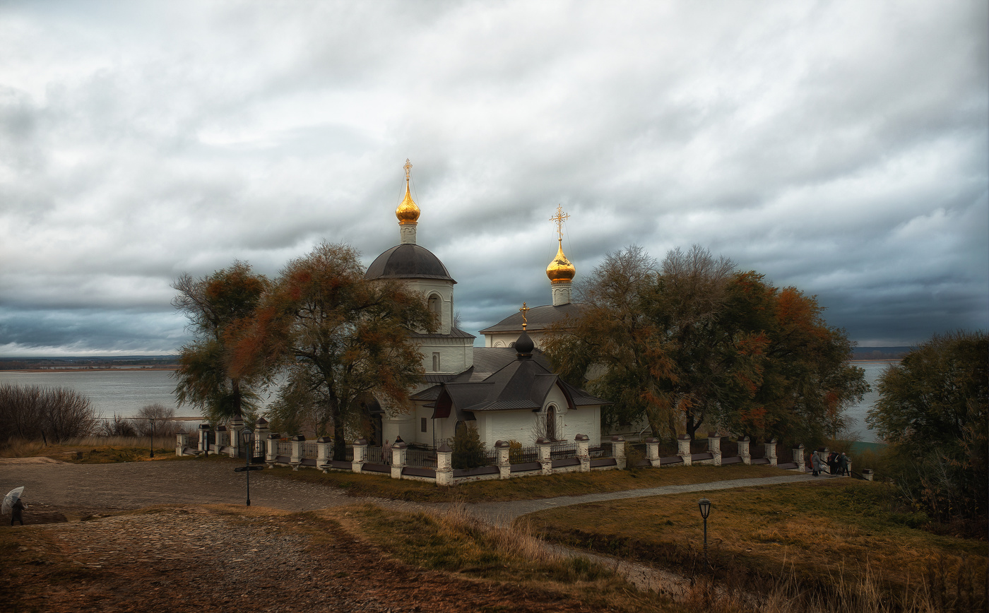 Приходская церковь из камня XVII века.