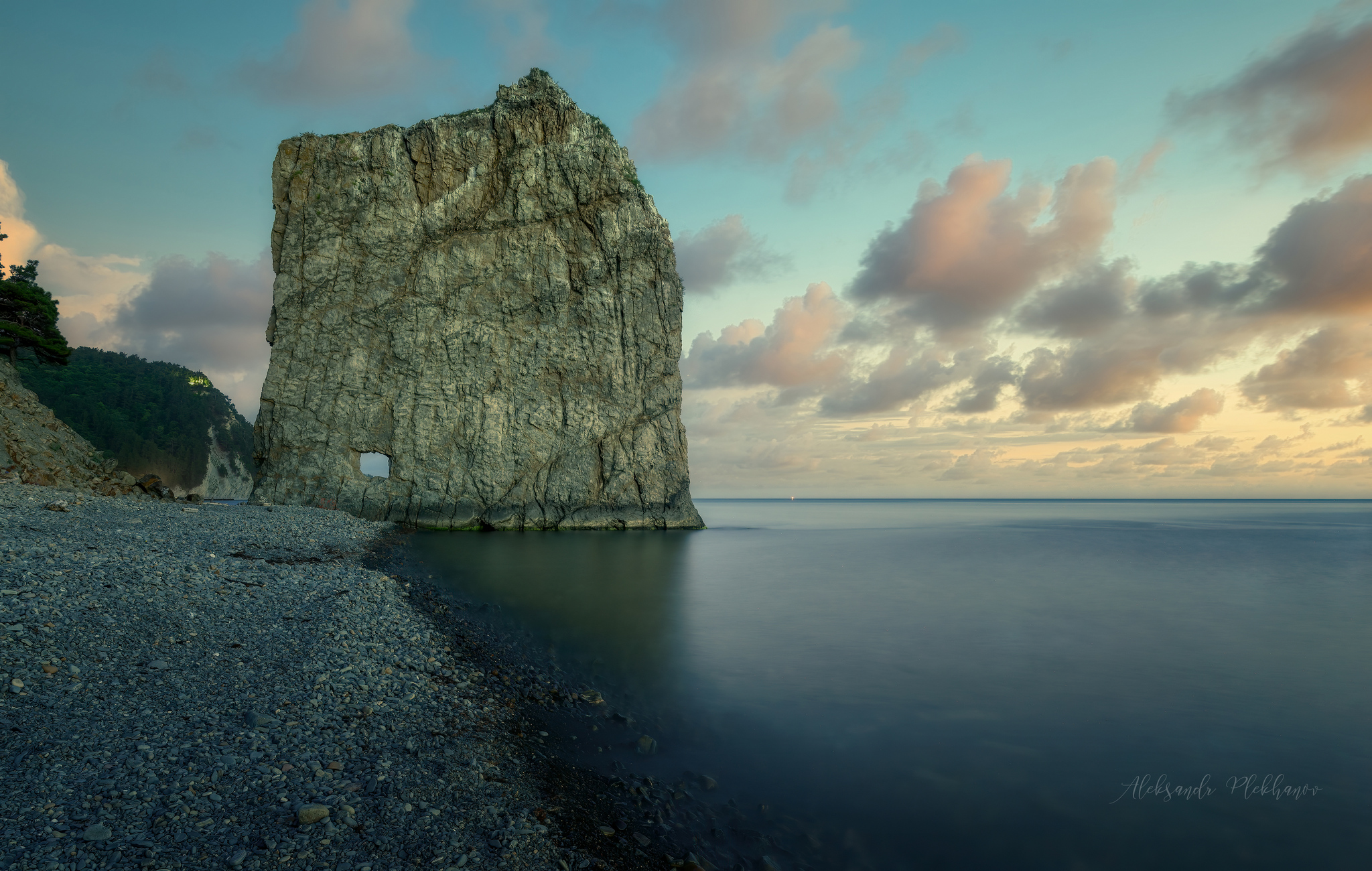 Вечерние облака над скалой Парус