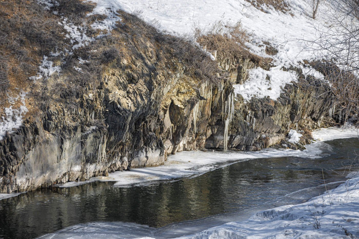 Зима сдается