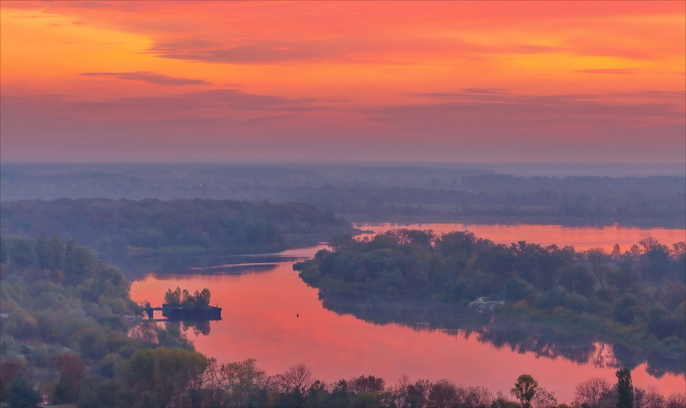 Зарей подкрашен день грядущий...