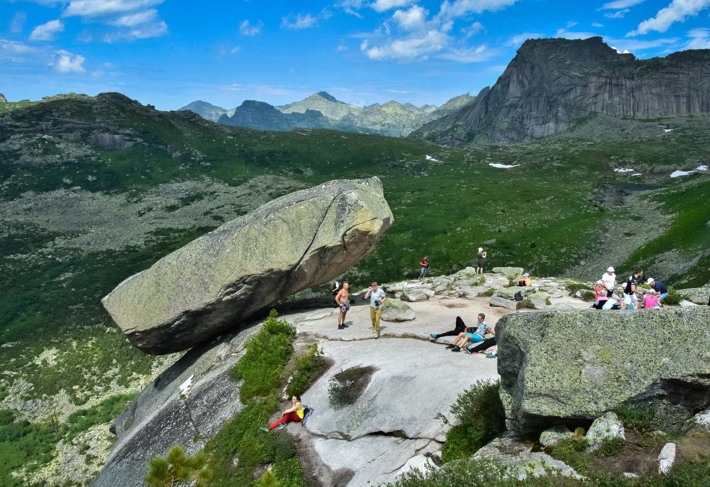 Висячий камень в парке Ергаки